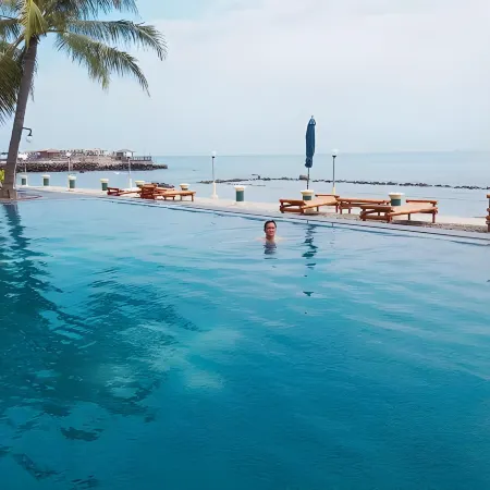Allisa Resort Hotel Отели рядом с достопримечательностью «Пляж Anyer»