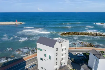 Gangneung Stay Q9 Отели рядом с достопримечательностью «Джумунджин- Бич»