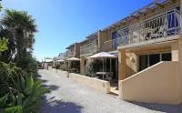 Waiheke Island - Onetangi Beachfront Apartments Hotels in der Nähe von EcoZip Adventures