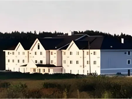 Ramada by Wyndham Miramichi New Brunswick Отели рядом с достопримечательностью «Квин Элизабет Парк»