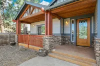 Spacious 1 Level Sisters Home - Walk to Downtown