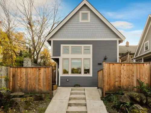 Inviting Designer Cottage - balcony