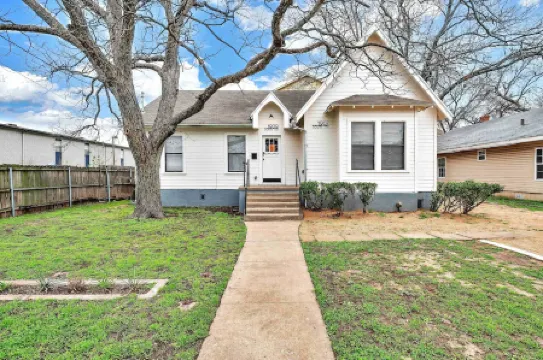 The Duet- Just Steps from Baylor University and Minutes from The Magnolia Silos