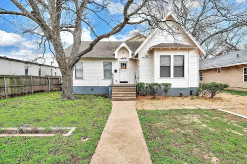 The Duet- Just Steps from Baylor University and Minutes from The Magnolia Silos