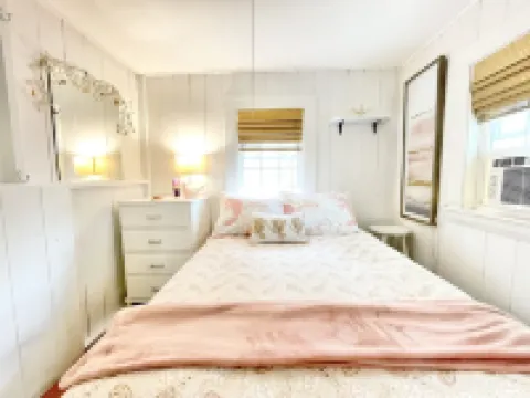 Stay in a TINY HOUSE!★0.4mi to Beach★Village★Restaurants★Pet Friendly ★ 2 bikes!