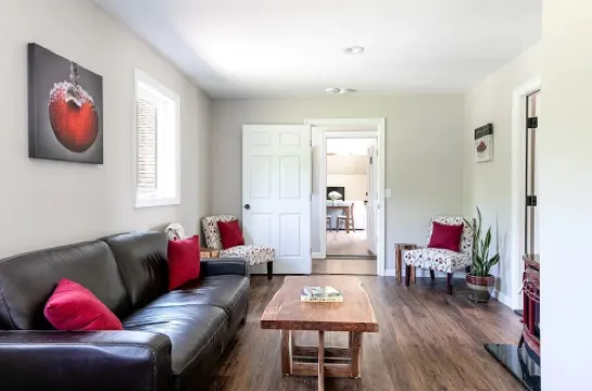 Inn at 84 McIntosh: Cozy 1BR private entrance/bath