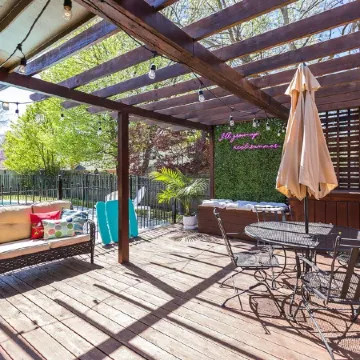 Comfy Hangout House - Sleeps 16 - Pool & Hot Tub!