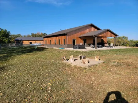 Peaceful Farmhouse with hot tub