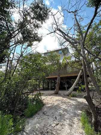 Catch n' Relax: 3BR/2BA Secluded Retreat with Private Dock & Beach Access.
