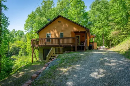 10 minutes to Casino with hot tub!