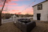 Historic Plaza Retreat 4Br, Walk to Whiskey Row, Modern Charm