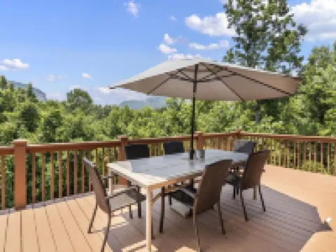 Beautiful cabin with mountain views, hot tub, game room. 1 mile to Lake Lure 雷克路爾酒店