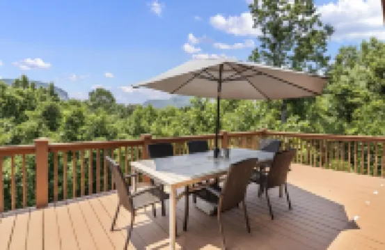 Beautiful cabin with mountain views, hot tub, game room. 1 mile to Lake Lure