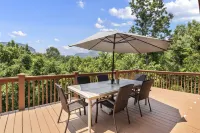 Beautiful cabin with mountain views, hot tub, game room. 1 mile to Lake Lure