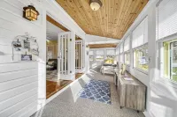 Cozy Cottage for 8, Fire Pit + Short Walk to Town