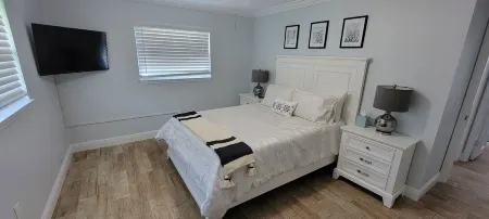 Jasper Villa - Pool & Hot Tub. Beach supplies and a home with all the amenities! Отели в г. Форт Майерс