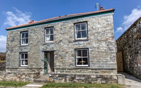 Mona's Cottage - Private Parking, Sea Views, Garden & Close To Harbour & Beach