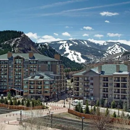 Steps from Riverfront Gondola, Modern Cozy Condo, Free Underground Parking