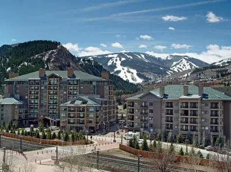 Steps from Riverfront Gondola, Modern Cozy Condo, Free Underground Parking