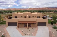 SG3 Private hot tub, Ping pong, Badminton, Huge Patio, Views