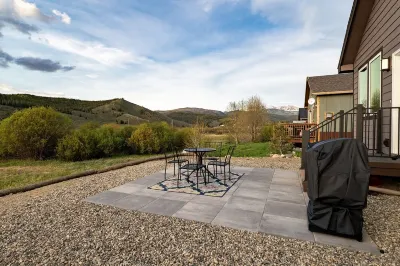 Modern, cheerful home near Winter Park/Granby. Private Hot Tub, mountain views! Hotels near Dashing Thru The Snow