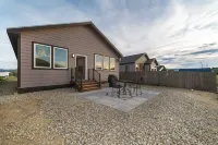 Modern, cheerful home near Winter Park/Granby. Private Hot Tub, mountain views!