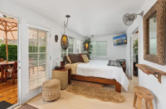 Tropical Palms Plantation Beach Cottage - Historic Encinitas Walking District