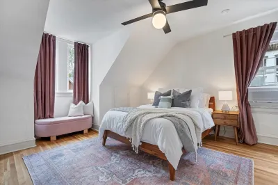 BEAUTIFUL Historic 3 Bedroom Upscale Guesthouse!! Hotels near Jaycee Park