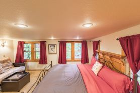 Cozy Rustic 20 minutes to Mt Baker walk to town, hot tub, High Speed Internet