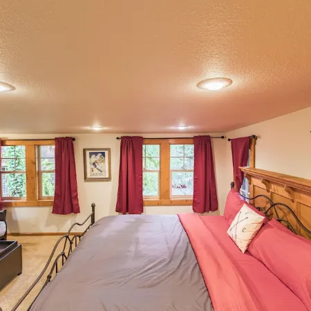Cozy Rustic 20 minutes to Mt Baker walk to town, hot tub, High Speed Internet