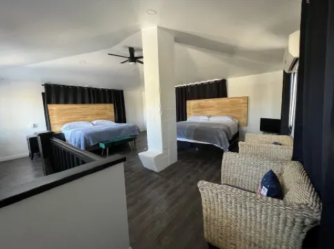 The Charming House of Riverside: All King beds, 55" Smart TVs, W/D, Downtown