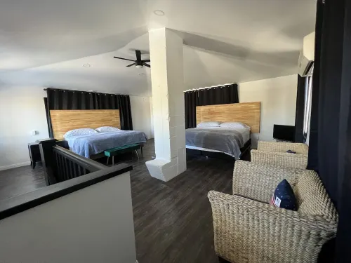 The Charming House of Riverside: All King beds, 55" Smart TVs, W/D, Downtown
