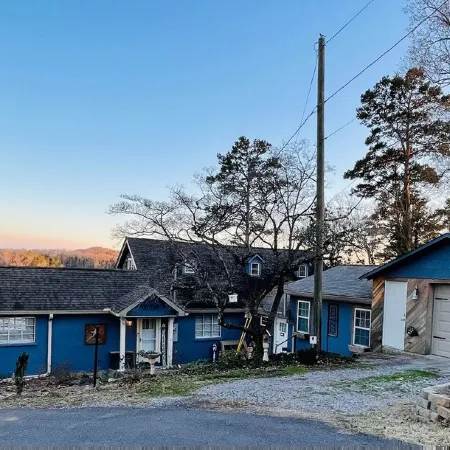 5bd~4ba Near Smoky Mountains Attractions~Majestic Views, Hot Tub, FirePit SMORES