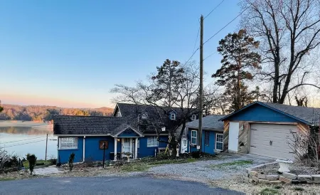 5bd~4ba Near Smoky Mountains Attractions~Majestic Views, Hot Tub, FirePit SMORES