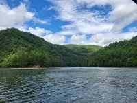 Quiet 3 bedroom cabin in the woods, amazing mountain and lake views, huge deck