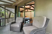 Unique octagon treehouse chalet, panoramic forest views, community pool.