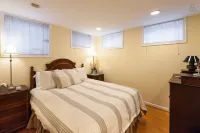Sunny, Roomy Apt/Free Parking/Sleeps 5! Hotels in Capitol Hill