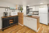 Large Modern 2 Bedroom near Ocean, Airport, and Seattle with private garage