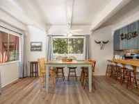 Woodsy Cabin Perfect for a Couple or a Group! Hotels in Hot Spring County