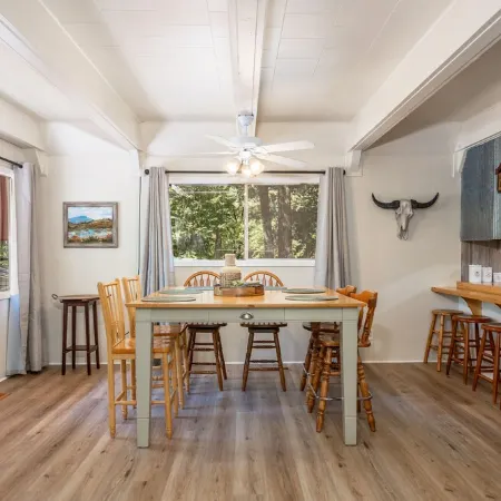 Woodsy Cabin Perfect for a Couple or a Group!