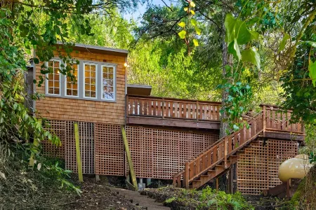 Cozy Riverview Cottage Retreat - walk to hiking trails & downtown Duncans Mills