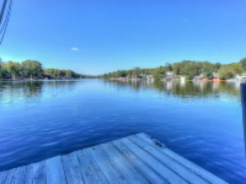 Red Sky Lake House - Tranquility at the lake! Hotels in Eldorado