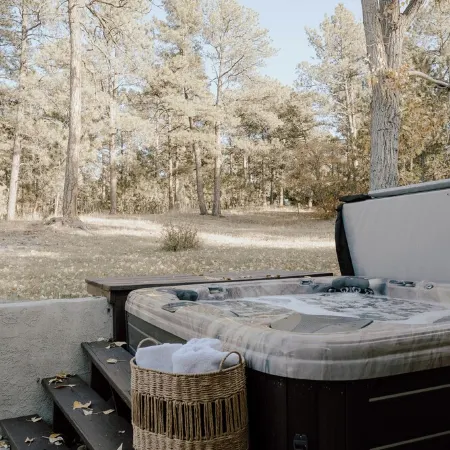 Tranquil Forest Retreat: Designer 4-Bedroom Ranch with Hot Tub & Firepit