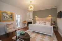 Historical New England coastal holiday home-2 min. from Ocean Beach