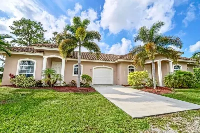 Swans Nest West - Modern & Private, Heated Pool, 3 Brm Hotels near Boynton Beach Inlet