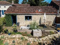 CHARMING COTTAGE WITH TERRACE OVERLOOKING THE COUNTRYSIDE Hotels in Bioussac