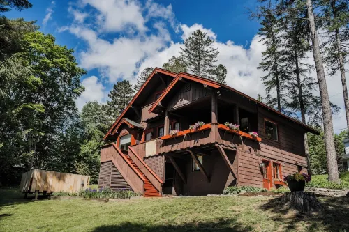 Main Street Village&Mirror Lake see Olympic Ski Jumps w Firepit Hottub Foosball