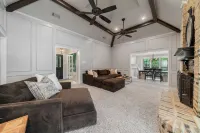 Family Friendly Luxury Home with Pool Hotel a Carrollton