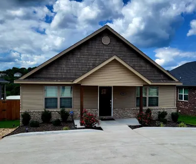 Pet Friendly Bungalow Close to Eureka Springs!