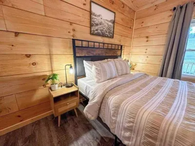 Chantilly Ridge. Hot Tub, Wifi, Near Blue Ridge Parkway